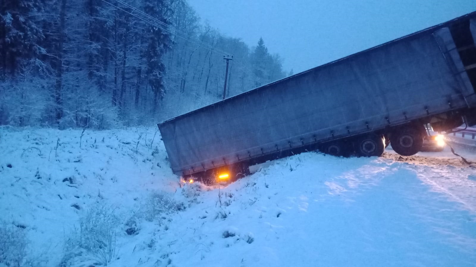 Грузовик в кювете после снежной дороги: когда подъем и эвакуация требуют буксировки за заднюю ось