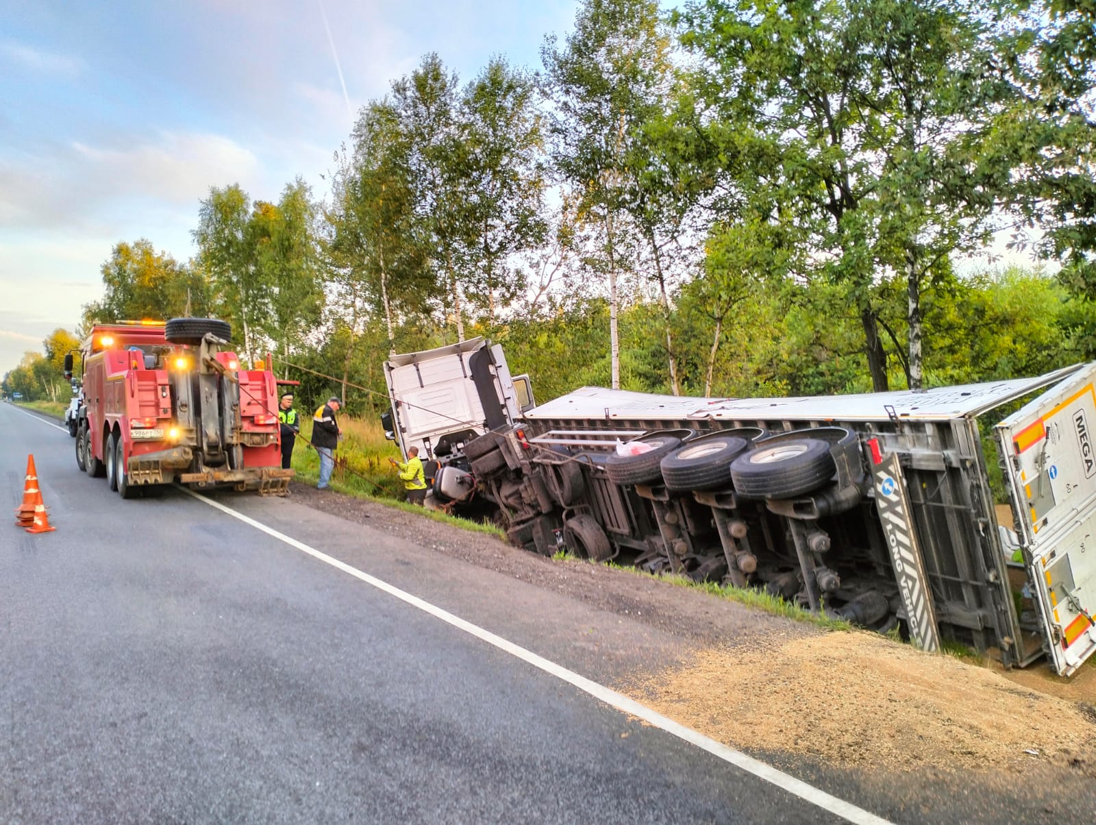 Подъем грузового транспорта после ДТП: почему это задача для профессионалов, а не для обычного эвакуатора