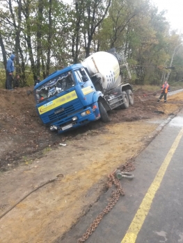 Выезд на обочину бетономешалки