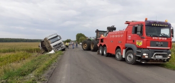 Тонар завалился на бок на трассе в Тульской области