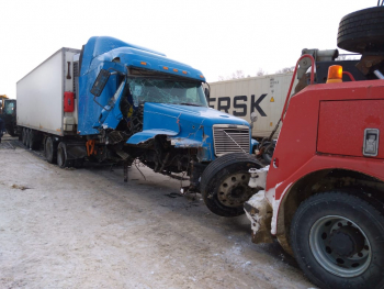 Беспечный водитель и сломанный передний мост у автомобиля