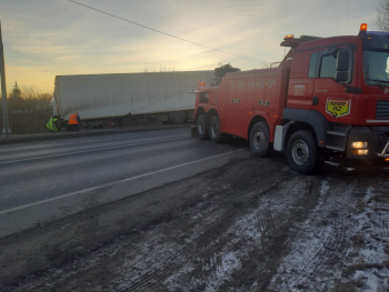 Спасали водителя, автомобиль и товар