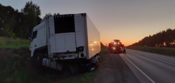 Грузовой автомобиль, сложенный пополам в Серебряных прудах