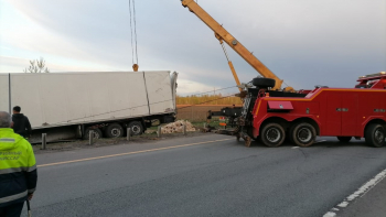 Почему в зимнее время подъем на колеса грузовика требует особого профессионализма