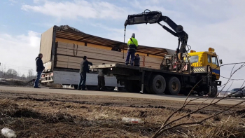 Как разгрузить фуру в тесном пространстве?