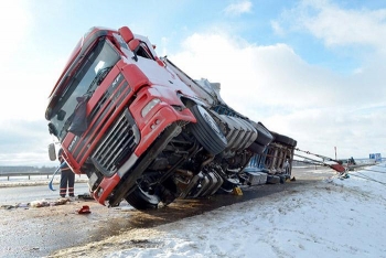 Сложно ли поднять грузовик на колеса при ДТП?