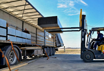 Разгрузка фур манипулятором