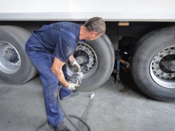 Спустило колесо на дороге – что делать?