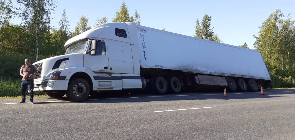 Прицеп сполз в кювет на трассе