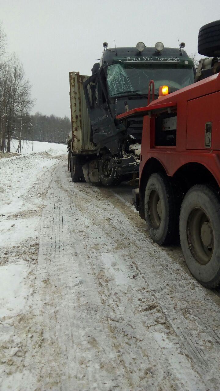 Фура после ДТП