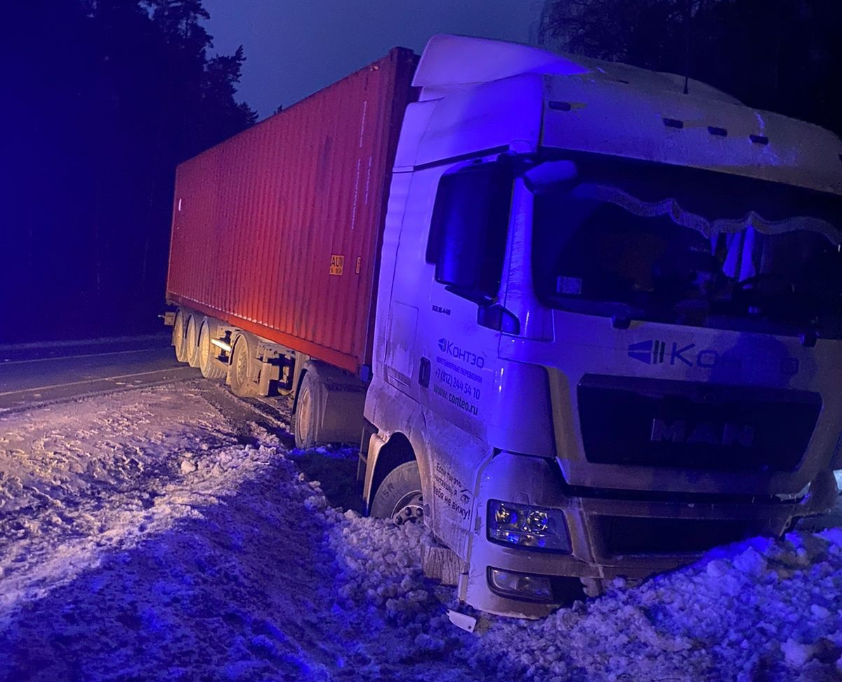 Вытаскиваем MAN со снежной обочины