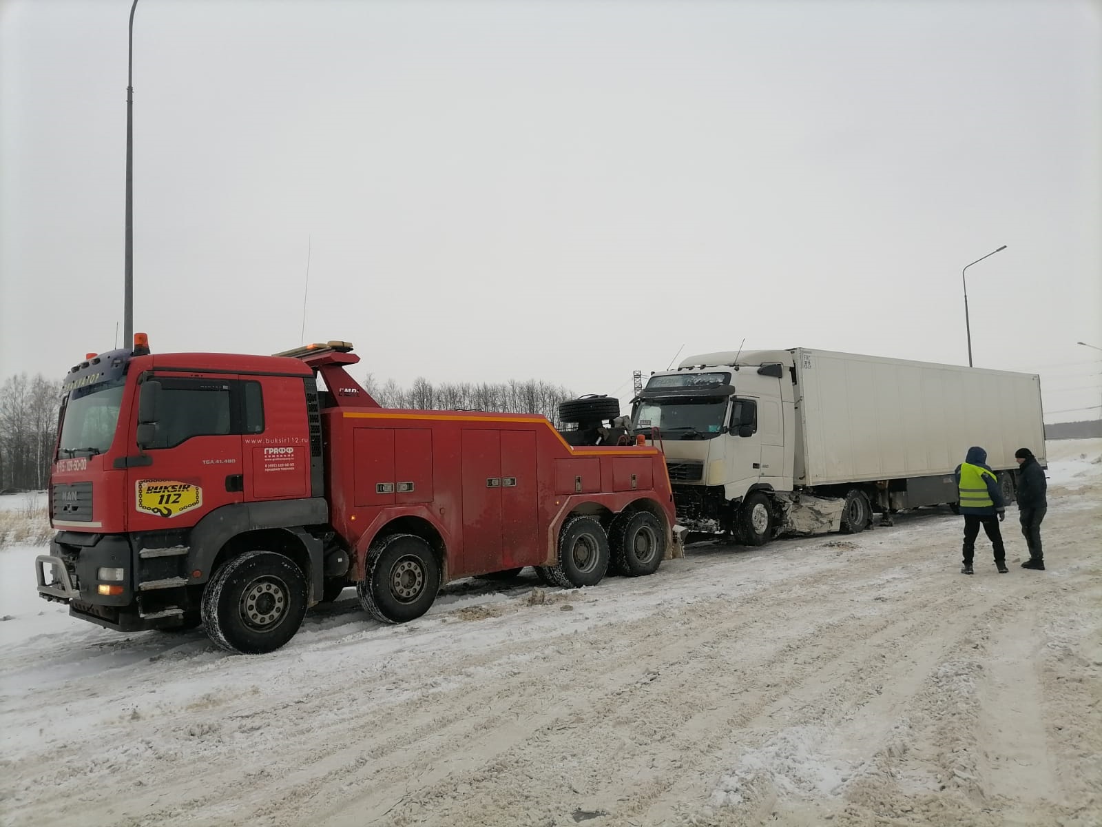 Занесло и фура налетела на отбойник, повисла на нём. 