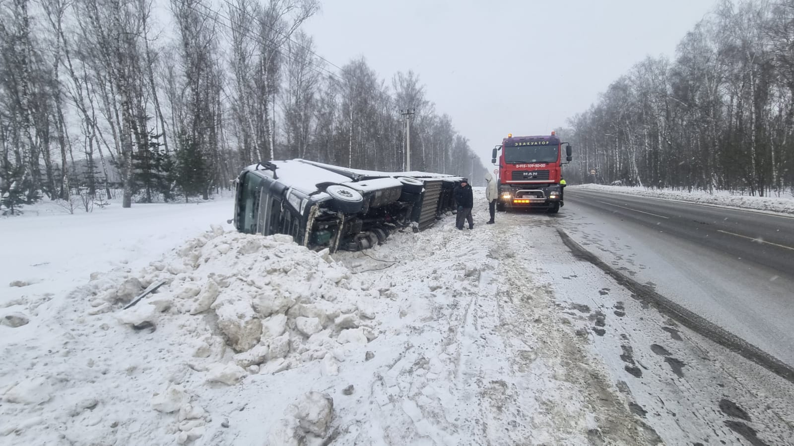 ДТП двух фур из-за гололеда