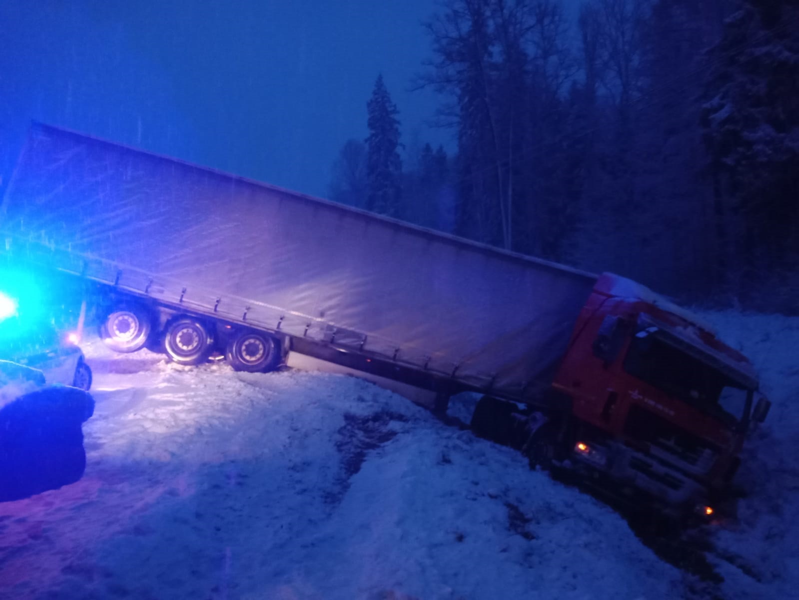 С первым снегом. Большегруз и гололёд.