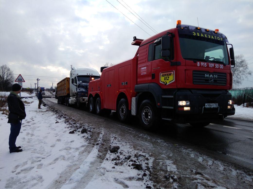 Freightliner с груженным тонаром