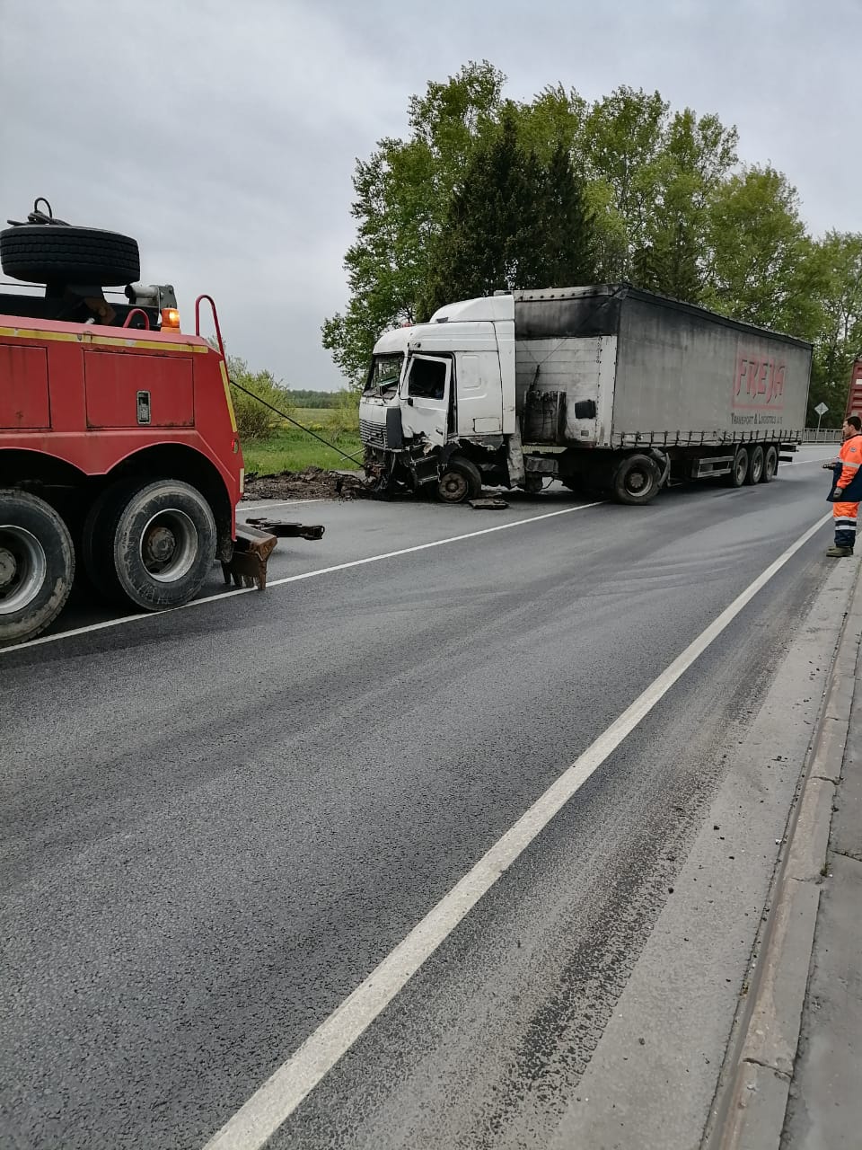 Грузовик на повороте уходил от столкновения