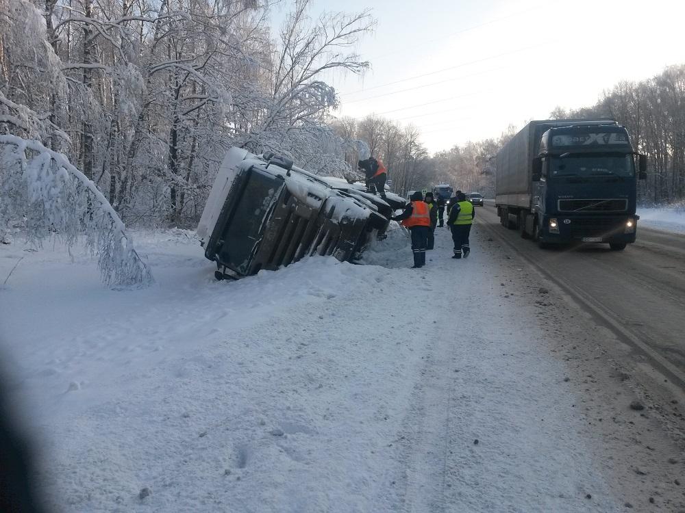 Фура на боку