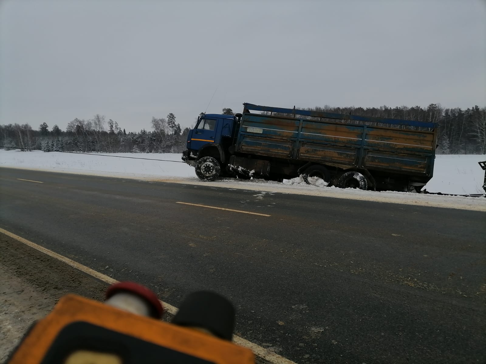 Грузовик полностью ушел с дороги
