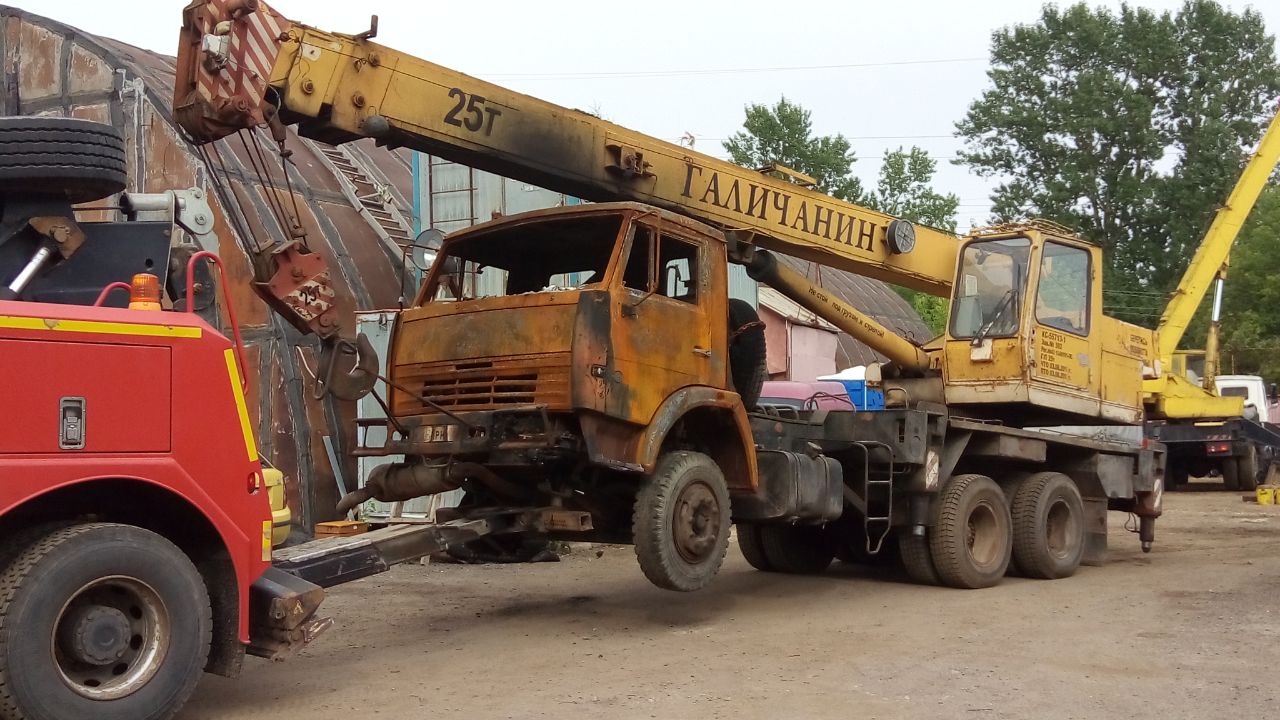 Кран со сгоревшей кабиной. Центр Москвы